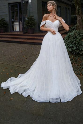 Off-the-Shoulder Sweetheart Neckline Tulle Ball Gown with Long Train for Formal Events