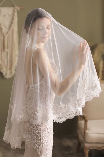 Lace-Trimmed Tulle Veil with Delicate Embroidery for Bridal Events