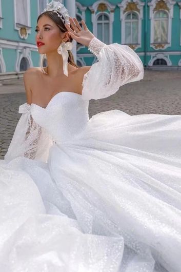 Off Shoulder Puff Sleeve Line Gown with Long Train for Formal Events