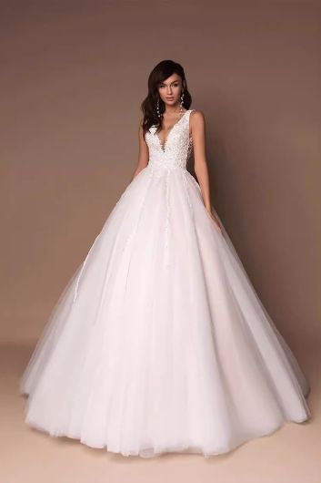 Lace V-Neck Tulle l Gown with Long Train for Formal Events