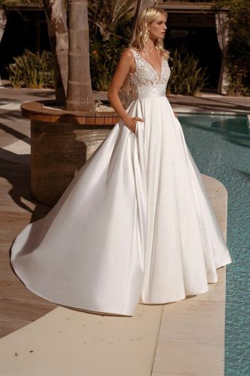 Lace Bodice V-Neck Satin Ball Gown with Long Train for Formal Events