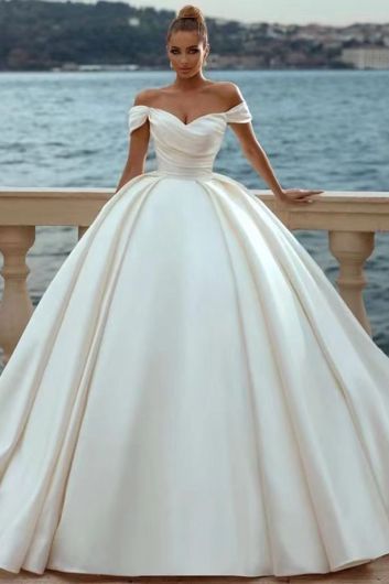 Off-the-Shoulder Sweetheart Neckline Ball Gown with Long Train for Formal Events