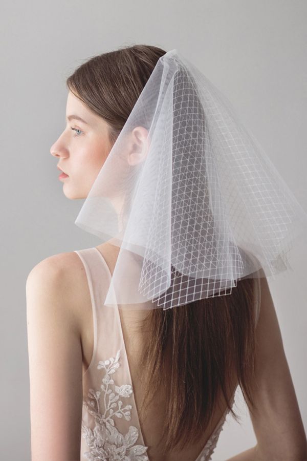 Short Tulle Veil with Geometric Lace for Bridal Events