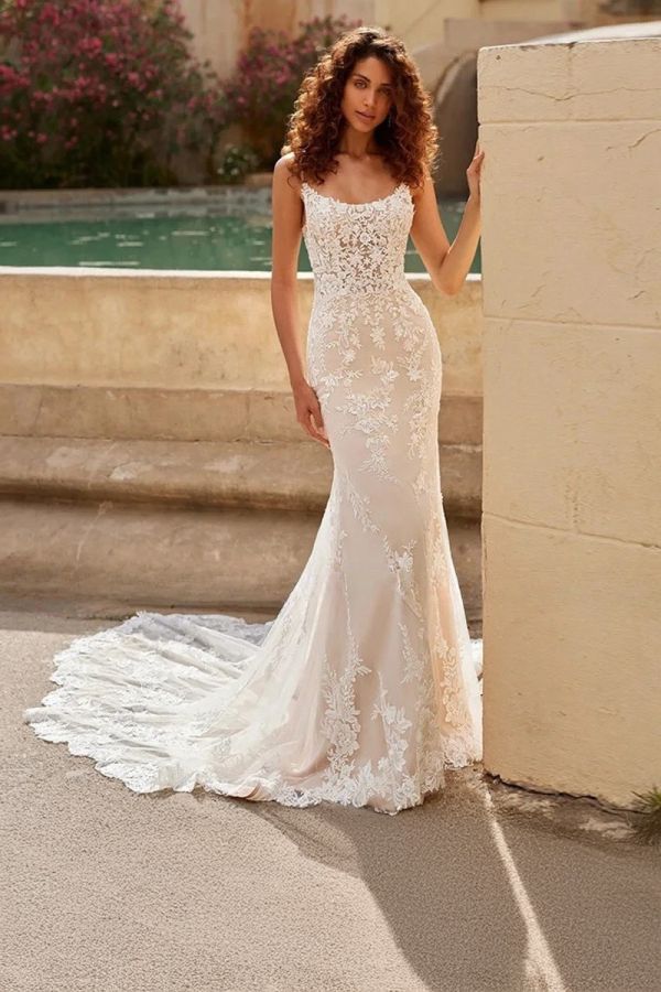 Scoop Neck Lace Mermaid Gown with Long Train for Formal Events