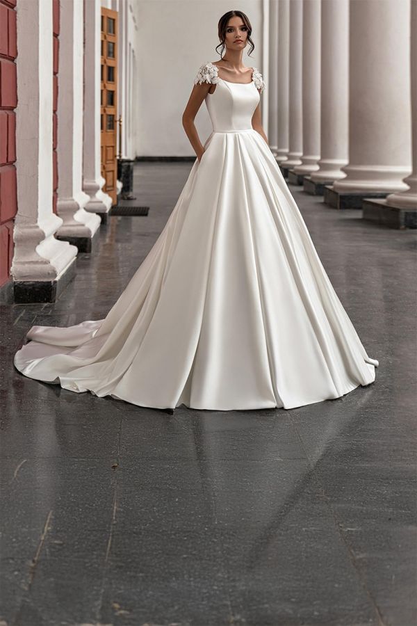 Square-Neck Ball Gown with Long Train for Formal Events