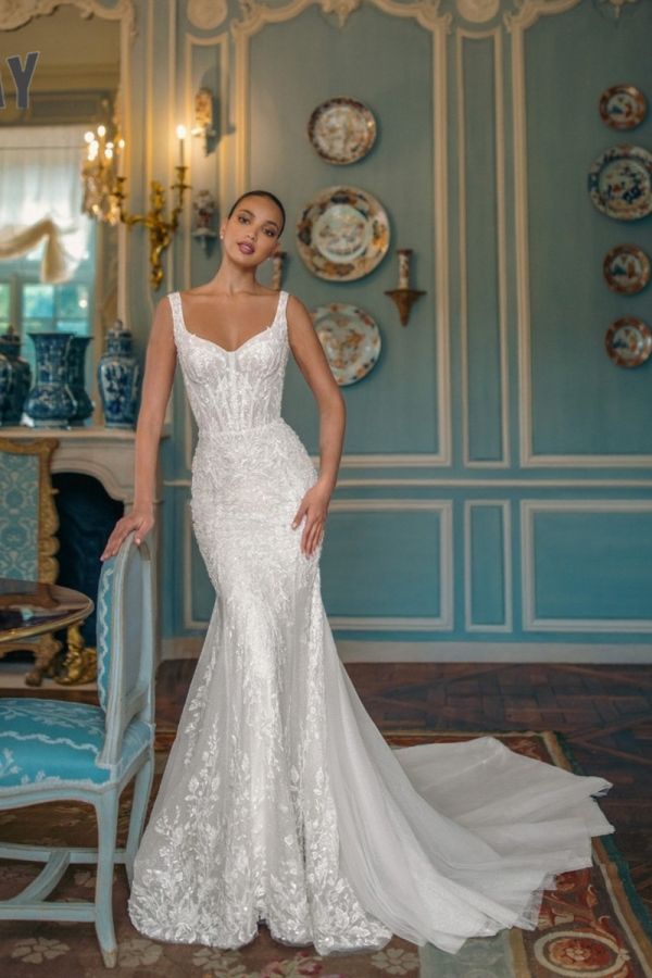 Lace Sweetheart Neckline Mermaid Gown with Long Train for Formal Events