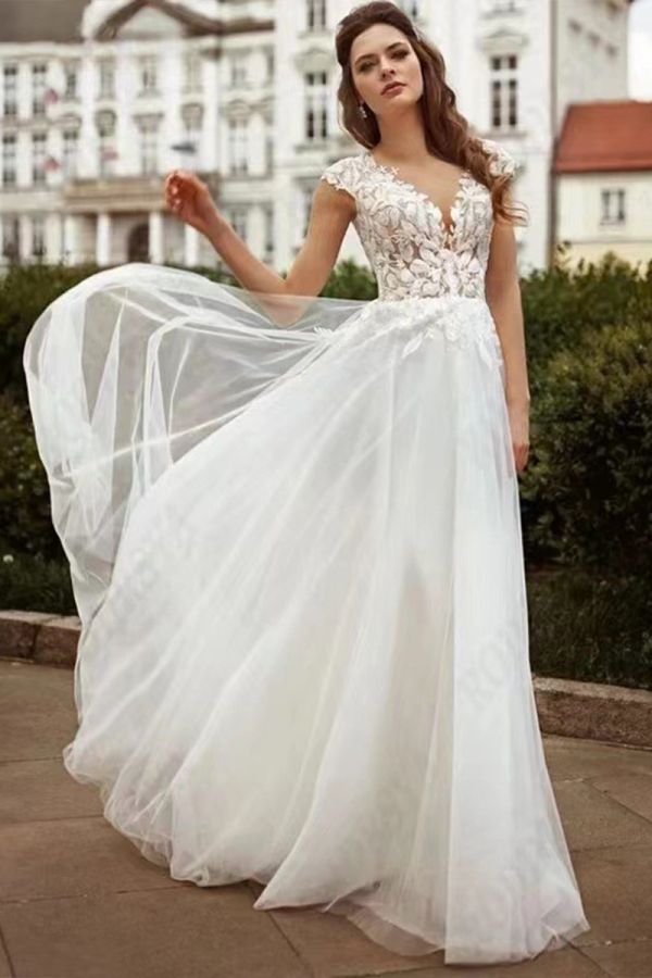 Lace Bodice V-Neck Ball Gown with Flowing Tulle Skirt for Formal Events