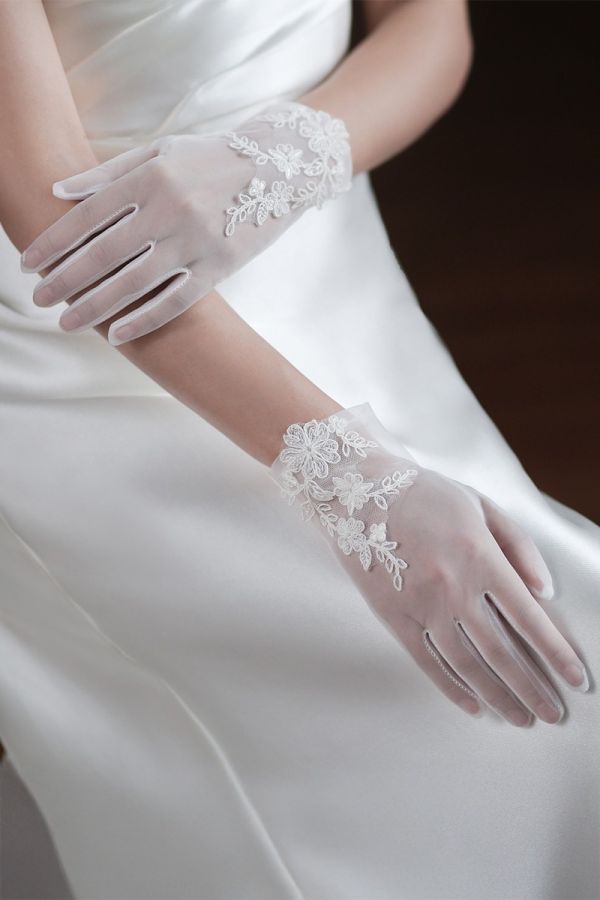 Lace-Trimmed Sheer Bridal Gloves for Wedding Gowns