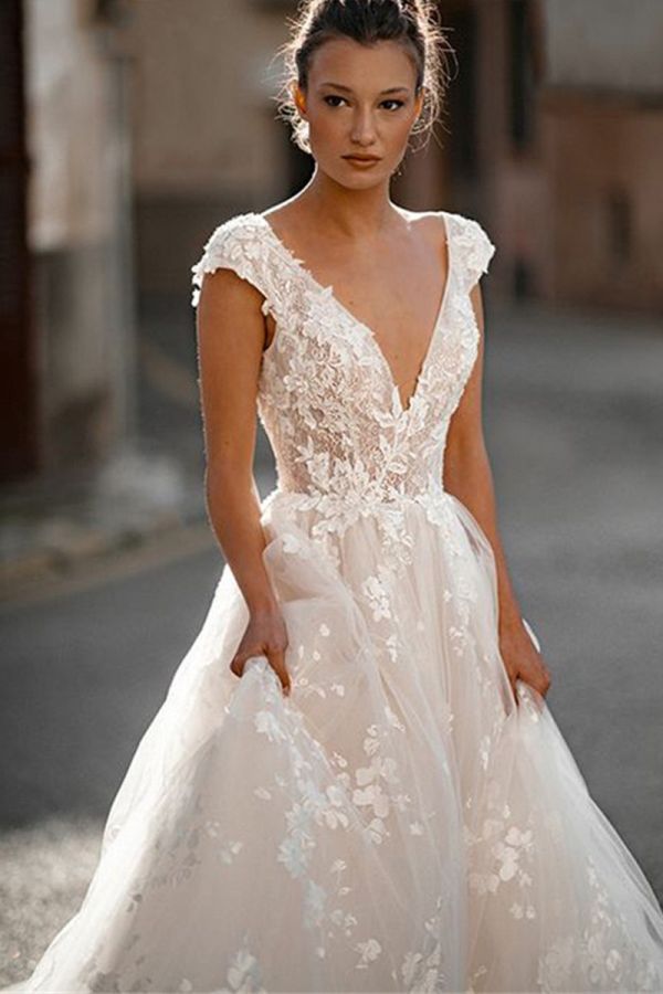 Elegant V-Neck Lace Tulle Ball Gown for Formal Events