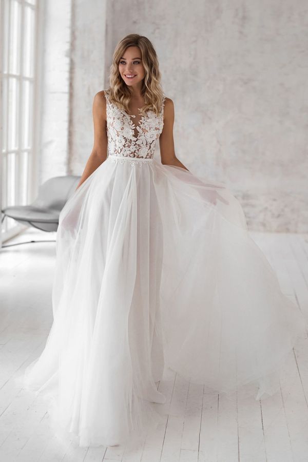 Lace V-Neck Tulle Ball  with Long Train for Formal Events